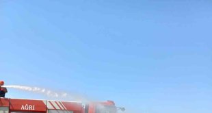 Ağrı'da tarla yangını