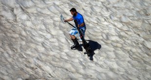 Ergan Dağı'nın zirvesinde ağustosta şort ve tişörtüyle kayak yaptı