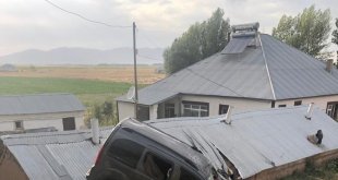 Ağrı'da hafif ticari araç şarampole yuvarlandı: 9 yaralı