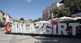 Malazgirt bayraklarla süslendi