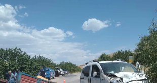 Elazığ'da römorklu çapa makinesi ile hafif ticari araç çarpıştı: 2 yaralı