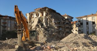 Malatya'da depremde ağır hasar alan binaların yıkımına devam ediliyor