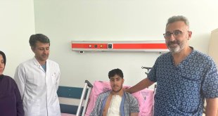 Şah damarı yırtılan 16 yaşındaki çocuk erken tanı ile hayata tutundu