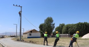 Muş'ta eski elektrik şebekesi yenileniyor