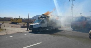 Ağrı'da saman yüklü araç alev aldı