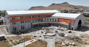 İpekyolu Kaymakamı İhsan Emre Aydın, kütüphane inşaatını denetledi