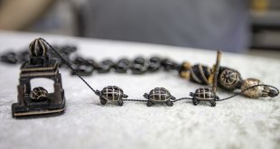 Oltu taşından tespihe "Kaplumbağa Terbiyecisi"nden esinlenerek farklı bir imame yaptı