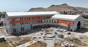 Kaymakam Aydın, yapımı devam eden halk kütüphanesinde incelemelerde bulundu