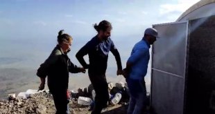 Yabancı turistler Ağrı Dağı zirvesinde halay çekti