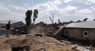 Erzurum'da çıkan yangında 3 ev, ahır ve kiler zarar gördü