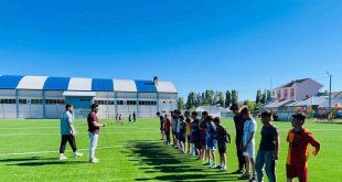 Ağrı'da GSB Spor Okulları projesi kapsamında öğrencilere spor eğitimi veriliyor