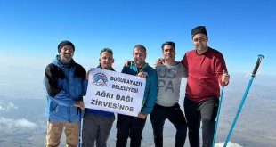 Belediye personellerinden Ağrı Dağı zirvesi