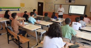 Manisalı öğretmen yaz tatilinde de Hakkari'deki öğrencilerini sınava hazırlıyor
