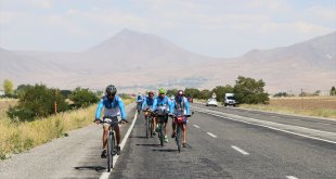 '5. Van Denizi Bisiklet Festivali' kapsamında bisiklet tutkunları, Muradiye'ye ulaştı