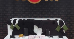 Kars'ta ehliyet sınavında 2 kişi kopya düzeneğiyle yakalandı