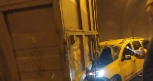 Bitlis'te taksi ile traktör çarpıştı: 2 yaralı