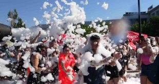 Van'da Akdeniz sahillerini aratmayan köpük partisi