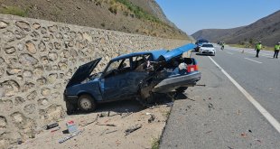 Erzincan'da otomobil park halindeki iki araca çarptı, 1 kişi öldü, 6 kişi yaralandı