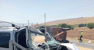 Elazığ'da hafif ticari araç ile traktör çarpıştı: 1'i ağır 5 yaralı
