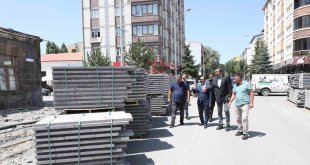 Kars'ta yol ve kaldırım çalışmaları sürüyor