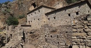 Çukurca'nın tarihi kale evleri restore ediliyor