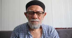 Depremlerde evi ağır hasar alan "asırlık çınar", konteynerde hayatına devam ediyor