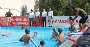 Malazgirt'te öğrencilere yüzme kursu veriyor