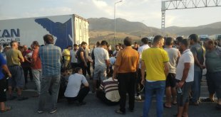 İran sınırında bekleyen tır şoförlerinden tepki