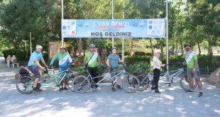 Görme engelli bisiklet tutkunları Van'daki festivale renk kattı