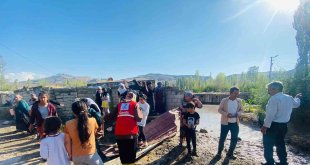 Doğubayazıt'ta sel felaketi: Türkiye-İran kara yolu ulaşıma açıldı