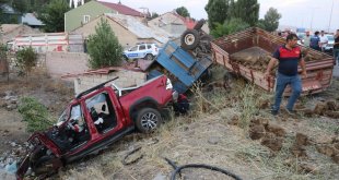 Ağrı'da kamyonet ile traktörün çarpışması sonucu 6 kişi yaralandı