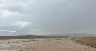 Türkiye-İran yolu sele teslim oldu