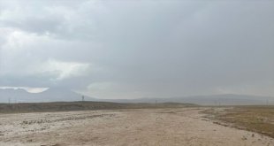 Ağrı'da meydana gelen sel nedeniyle Türkiye-İran kara yolu ulaşıma kapandı