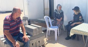 Kadın jandarma astsubaylar Malatya'da depremzedelere desteğini sürdürüyor
