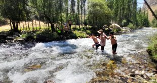 Van'da sıcaktan bunalan vatandaşlar Müküs Çayı'nda serinliyor