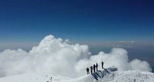 Yabancı turistler Ağrı Dağı zirvesinde