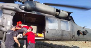 Yaralanan dağcı helikopterle kurtarıldı