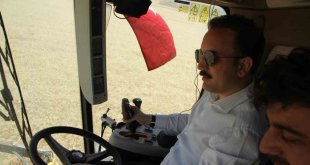 Kaymakam Bayram biçerdöverle hasat yaptı