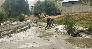 Hakkari'de ev ve ahırları su bastı, ekinler selden zarar gördü