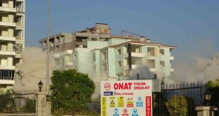 Malatya'da ağır hasarlı binaların patlayıcı ile yıkımları sürüyor