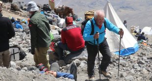 68 ve 64 yaşındaki dağcılar gençlere tırmanışta taş çıkartıyor