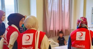 Kızılay gönüllüleri Diyadin'de hastaları sevindirdi