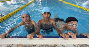 Hakkari'de derede yüzen çocuklara havuz sürprizi
