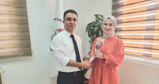 Hamur'da yeni öğretmenlere gül ve ikram