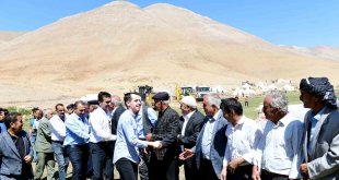 At sırtında 8 saat zorlu yolculuk yapan yaylacıların yol sevinci