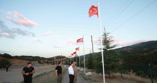 Vali Usta'dan 33 şehit anıtına ziyaret