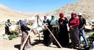 Van'da besiciler yayla yolunun açılışını halay çekerek kutladı