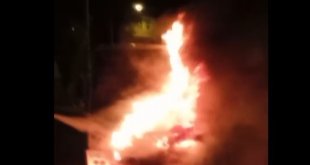 Muş'ta park halindeyken aniden hareket eden yolcu minibüsü alev topuna döndü