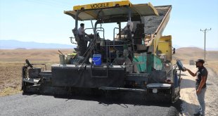 Van'da kırsal mahalle yollarında asfalt çalışmaları sürüyor