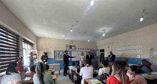 Yüksekova'da okullar açıldı: Tüm öğrencilerin sıralarına kitaplar bırakıldı